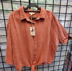 Easel medium top in rust. Wide sleeves, button down with tue accent in front.